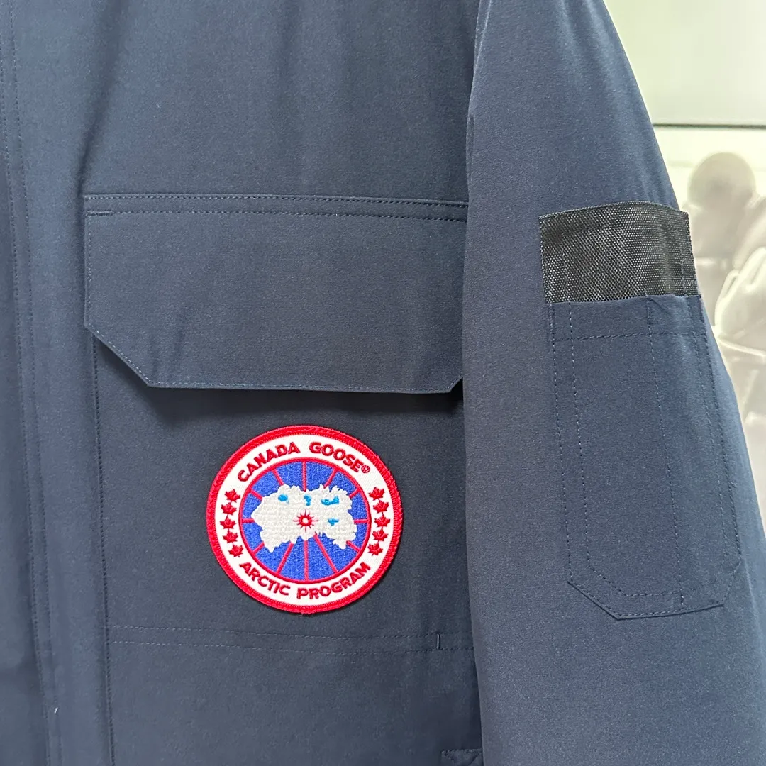 P700 CANADA GOOSE｜Canada Goose Expedition Parka｜Classic upgrade New 08 style Color: graphite gray, off-white, black, pink, navy blue, sky blue, Size: XS, S, M, L, XL, XXL, Product introduction Loose fit, multi-pocket design Larger size for free movement. 6 exterior pockets: 4 reversible front pockets, zippered side entry. There is a practical pocket on the left sleeve and a top pocket on the right sleeve. There is a drawstring on the inside of the waist and a logo patch on the back. The waist is designed with an inside drawstring, which can be adjusted to provide excellent warmth. Woven grab straps at upper back with “Expedition” logo patch • Hood with removable zipper trim, interchangeable hood trim for personalization and added protection (this jacket is not available with the classic hood trim) • Chin protection element has a tricot inner fabric for softness and comfort • Woven grab straps at upper back with “Expedition” logo patch • Internal drawstring at the waist, adjustable to provide excellent warmth •Snap-in rib knit cuffs for added comfort and optimal heat locking in •Stylish hanging inner straps allow the jacket to be carried over the shoulder, hands-free •Stowaway nylon stretch snow skirt for added protection •Two-way zipper covered fly with Velcro® snaps that unzips from the bottom for increased range of motion and breathability. A windproof fly is designed under the zipper for an extra layer of protection. • 6 exterior pockets: 4 two-way pockets on the front with top flap and Velcro® snaps, and zippered side entry. Utility pockets on left sleeve and right sleeve with top flap and velcro® snaps Internal pockets: 1 zipped pocket, 2 mesh drop-in pockets Embroidered Canada Goose logo